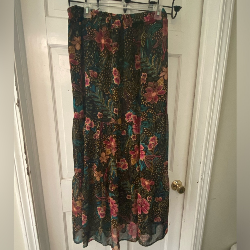 Evereve Long floral skirt. Like new